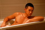 组图：郑晓东浴室写真曝光 大秀古铜性感身材