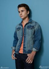 组图：准妈妈温丝莱特写真秀乳沟 与布洛林勾肩