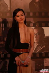 组图：文咏珊拼色长裙亮相红毯 中门大开秀性感