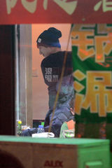 组图：林更新与神秘女吃拉面 饭后散步聊天