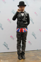 组图：包贝尔演绎英伦风 戴礼帽自嘲魔术师