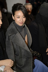 组图：董洁米兰时装周头排观秀气场十足