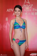 组图：候选亚姐泳装亮相 韩国选手压鼻否认整容