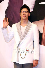 幻灯图：姜志焕朴时妍等出席《COFFEE HOUSE》发布