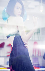 幻灯图：戚薇绚丽彩妆大片 演绎夏日迷离风情