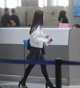 组图：杨钰莹素颜现身机场 短裙配黑丝年轻依旧