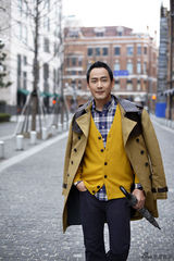 组图：邱心志杂志写真笑容和煦惬意