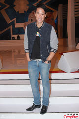 组图：陈智燊亮相拜神仪式 不介意女友性感出镜