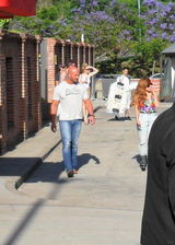 组图：Gaga阿根廷闲适 吊带花背心性感裸背