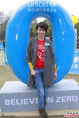 组图：梁咏琪投身公益亮相小画家绘画比赛