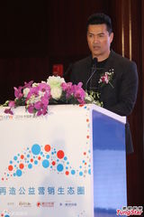 组图：吕良伟曝儿子自认是超人 欲单挑甄子丹