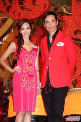 组图：陈豪红装亮相 Jessica C.俯身泄春光