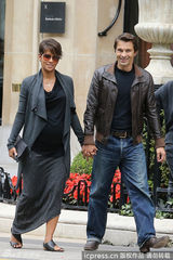 组图：哈利-贝瑞挺大肚散步 未婚夫恩爱陪伴