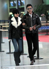 组图：陆毅携鲍蕾甜蜜现身机场 与送机粉丝合影