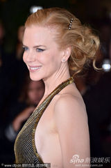 组图：妮可戛纳走红毯 长裙高贵大秀无瑕美背