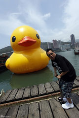 组图：大黄鸭袭港引热潮 刘德华余文乐童心未泯