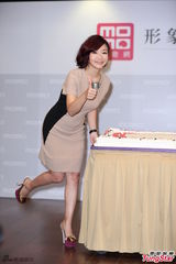 组图：陶晶莹露腿代言 护小S《康熙》收视