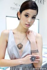 组图： 陈庭妮性感代言珠宝 对镜拗S造型秀身材