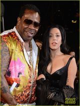 组图：LadyGaGa扮黑色人鱼秀美胸 与壮男合影