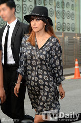 组图：李孝利印花连衣裙亮相 头戴礼帽时尚优雅