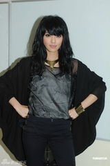 组图：蔡一杰被捕后首度登台 台上光鲜台下低调沉默