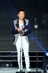 组图：话剧《活着》夺三奖 黄渤获最佳男主角