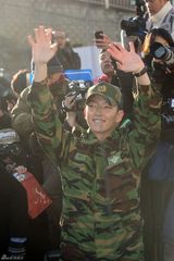 高清组图：韩星李准基退伍现场 千名粉丝迎接