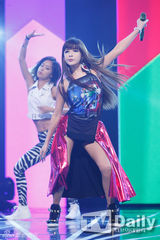 组图：《M Countdown》2NE1夺冠 金宇彬主持