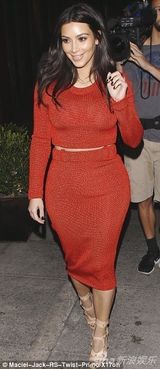 组图：卡戴珊外出紧裹巨胸改露腰 肥臀夺人眼球