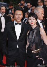 组图：陈坤携《过界》剧组亮相红毯 黑西服帅气