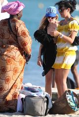 高清组图：艾薇儿法国度假 白天休闲夜晚疯狂