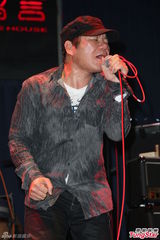 组图：赵传开个唱 黄嘉千性感露背现身力挺