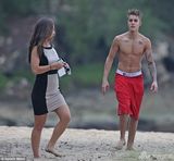 组图：比伯玩惊险悬崖跳水 飞身一跃跳入大海