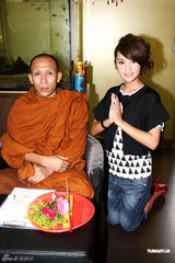 组图：杨丞琳拜佛 曾在内衣贴佛像拍片求安心