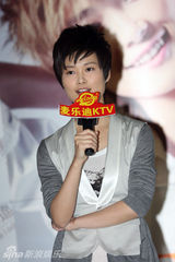 幻灯图：李宇春“WhyMe”明信片签售歌迷踊跃