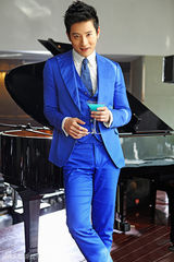 组图：张峻宁登时尚杂志 打造明艳英朗双面