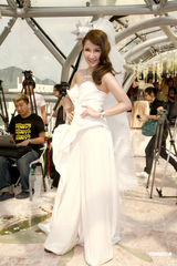 高清：萧亚轩化身纯美新娘 获赠10克拉钻石戒指