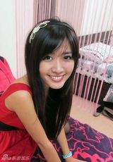 幻灯图：张茆红色裙装迎新年 称自己不是坏孩子