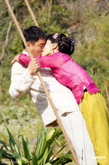 组图：叶璇李东学新戏秋千激吻 戏里戏外大秀恩爱