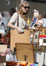 高清图：泰勒-斯威夫特穿白色蕾丝裙逛跳蚤市场