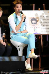 组图：李敏镐小清新蓝衣开唱 自曝被粉丝捏屁股