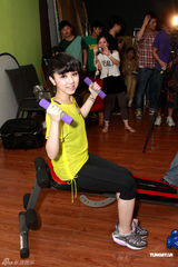 幻灯图：G.E.M.嫩黄透视装拍运动广告心情靓