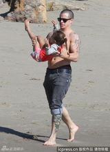 组图：洛佩兹海滩放松心情 一家其乐融融玩耍显童真