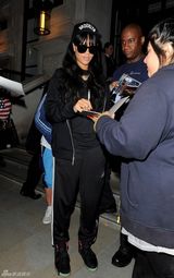 组图：蕾哈娜全身黑色运动装扮亮相伦敦