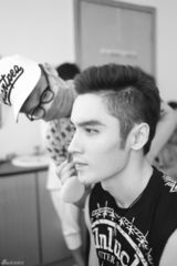 组图：快男热血复活赛 范世琦对抗居来提