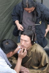 幻灯图集：孙红雷造型癫狂 《战国》变“发卡哥”