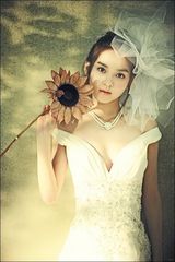 组图：韩女星金尹慧婚纱写真 优雅性感吸引目光