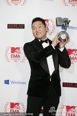 组图：2012MTV欧洲音乐奖鸟叔后台开心亲吻奖杯