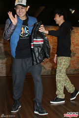 组图：林俊杰送Kimi皮外套 林志颖探班反客为主