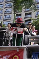 组图：黄耀明何韵诗助阵同性恋游行 献唱支持